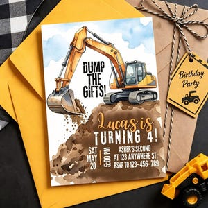 Puede incluir: Una tarjeta de invitación de cumpleaños rectangular con una excavadora amarilla sobre un montón de tierra marrón contra un cielo azul claro. El texto dice: DUMP THE GIFTS! Lucas is TURNING 4! SAT MAY 20 5:00 PM ASHER'S SECOND AT 123 ANYWHERE ST. RSVP TO 123-456-789.