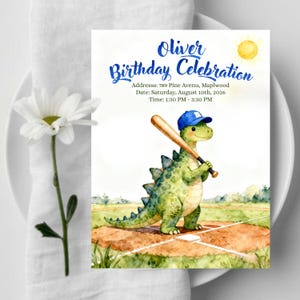 Puede incluir: Una invitación de cumpleaños en acuarela con un dinosaurio verde con gorra de béisbol y bate. La invitación dice "Oliver Birthday Celebration" con detalles del evento. Un sol amarillo está en la esquina superior derecha.