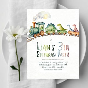 Puede incluir: Invitación de cumpleaños en acuarela con un tren que transporta dinosaurios. La invitación dice "Liam's 3rd Birthday Party" con detalles del evento debajo. El diseño incluye un tren, dinosaurios y detalles en acuarela.