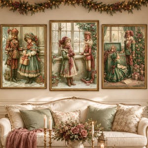 Puede incluir: Un conjunto de tres cuadros de pared que representan escenas de estilo vintage con un niño y un soldado cascanueces en entornos invernales. Las obras presentan tonos apagados de verde, rojo y dorado con ilustraciones detalladas de Navidad.