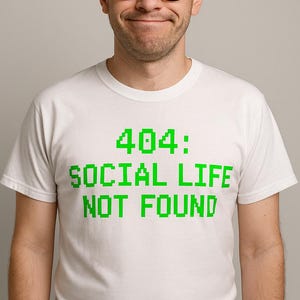 404 Social Life Not Found Unisex Schweres Baumwoll-T-Shirt | Geek-Shirt mit Pixelschriftart | Introvertierter Nerd-Stil, lustiges Computerprogrammierer-Geschenk, sarkastisch