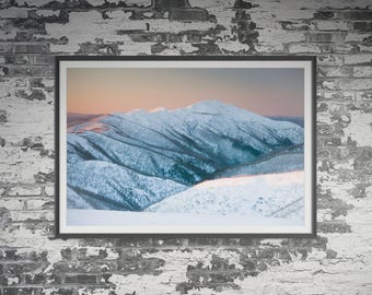 Mt Feathertop au coucher du soleil dans les hauts pays de l'époque victorienne, en Australie. Art mural, affiche de paysage de voyage