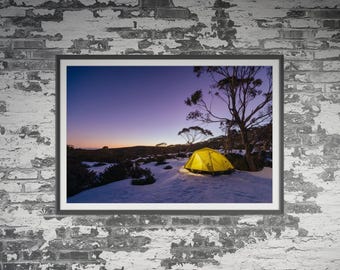 Camping sur le Mont St Gwinear à Victoria, Australie. Art mural, affiche de paysage de voyage