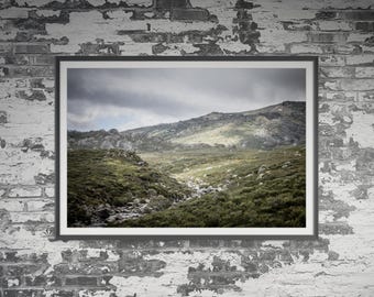 Vue sur les montagnes enneigées près de Guthega dans le parc national de Kosciuszko, Nouvelle-Galles du Sud, Australie. Art mural, affiche de paysage de voyage