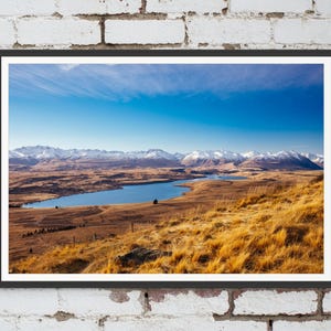 Lago Alexandrina vicino al Lago Tekapo in Nuova Zelanda. Arte murale, poster di viaggio con paesaggio.