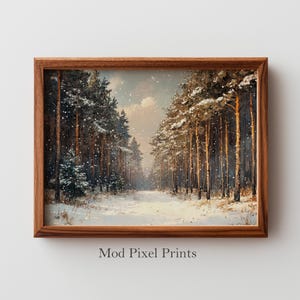 Peut inclure: Une impression encadrée d'un paysage hivernal avec un chemin enneigé serpentant à travers une forêt de grands pins. L'œuvre d'art présente une palette de couleurs chaleureuse, avec de la neige qui tombe et un ciel clair. Le texte "Mod Pixel Prints" est en bas.