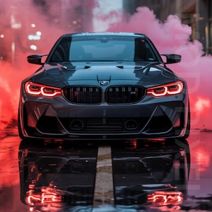 Puede incluir: Un coche deportivo gris oscuro con luces rojas en los faros y luces traseras. El coche está centrado en una carretera mojada con una raya blanca, rodeado de humo rojo. La parrilla delantera del coche presenta el logotipo de BMW.