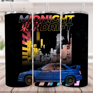 Könnte beinhalten: Ein schwarzer und weißer Becher mit einem blauen Auto und dem Text "MIDNIGHT DRIFT" in Gelb und Rot. Das Auto fährt durch eine Stadt mit hohen Gebäuden im Hintergrund.
