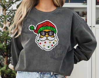 Kerstman met zonnebril PNG, Kerstmis PNG Leuk kerstshirt Digitaal ontwerp Vrolijke sprankelende glitterkerstmis