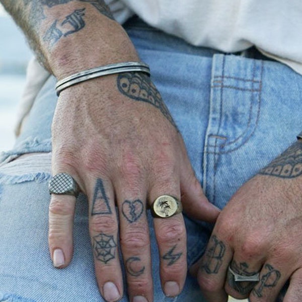 Manchette gravée en argent - Bracelet homme personnalisé - Manchette estampée à la main - Bracelet initiale homme - Bracelet manchette homme en argent