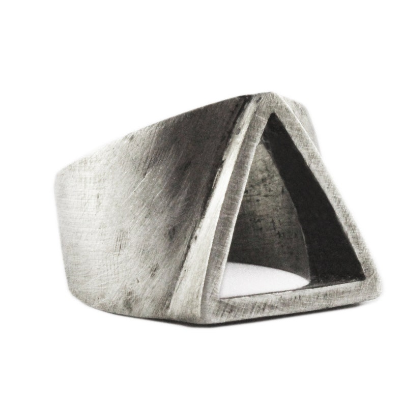 Anillo de sello para hombre grabado Anillo triángulo de plata Anillo geométrico hombre Anillo de hombre Anillo triángulo hombre Anillo único hombre imagen 1