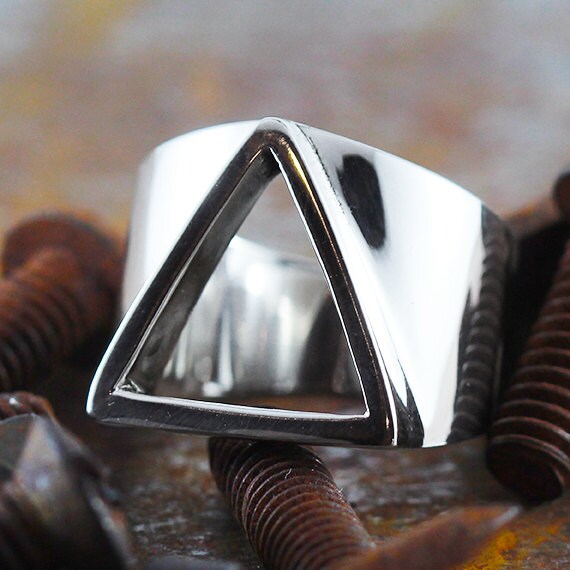 Triangle outlet ring mens