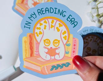 In My Reading Era — Pilz-Bücherwurm Die Cut Aufkleber, glänzendes Vinyl