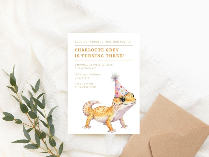 K&ouml;nnte beinhalten: Eine Geburtstagseinladung mit einer Aquarellillustration eines Geckos mit Partyhut. Die Einladung lautet "CHARLOTTE GREY WIRD DREI!" mit Veranstaltungsdetails. Enth&auml;lt einen hellbeige Umschlag und Eukalyptuszweige.