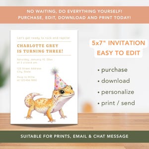 K&ouml;nnte beinhalten: Eine Geburtstagseinladung mit einer Aquarellillustration eines Geckos mit Partyhut. Die Einladung enth&auml;lt den Text "CHARLOTTE GREY IS TURNING THREE!" und Party-Details. Die Einladung ist 12,7 x 17,8 cm gro&szlig; und einfach zu bearbeiten.