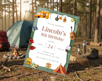 Może przedstawiać: Zaproszenie na 8. urodziny Lincolna, z ilustracjami w tematyce kempingowej. Zaproszenie zawiera żółty autobus szkolny, namiot, gitarę i datę: 24 sierpnia. Tło przedstawia namiot, ognisko i buty turystyczne.