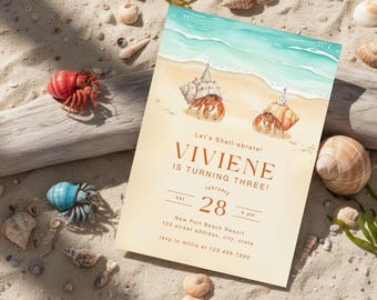 Invitación de cumpleaños con cangrejo ermitaño, invitación para fiesta en la playa, temática de océano en acuarela, celebración costera con conchas marinas, tarjeta de cumpleaños junto al mar