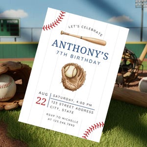 Puede incluir: Una invitación de cumpleaños con temática de béisbol con el texto "ANTHONY'S 7TH BIRTHDAY". La invitación incluye una ilustración de bate, guante y pelota de béisbol. La fecha es el 22 de agosto, con información de RSVP. Equipamiento de béisbol en el fondo.