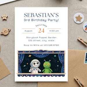 Op de afbeelding: Een uitnodiging voor een verjaardagsfeestje met de tekst "SEBASTIAN'S 3rd Birthday Party!" en evenementdetails. De uitnodiging bevat een illustratie van een astronaut en een alien op een podium met een sterrenhemel. Decoratieve houten sterren, een planeet en een raket zijn verspreid.