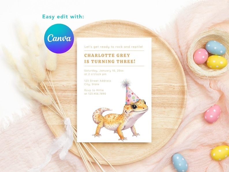 K&ouml;nnte beinhalten: Eine Geburtstagseinladung mit einem Aquarell-Gecko, der einen Partyhut tr&auml;gt. Der Einladungstext lautet "CHARLOTTE GREY WIRD DREI!" mit Veranstaltungsdetails. Die Einladung befindet sich auf einem Holztablett mit dekorativen Elementen.