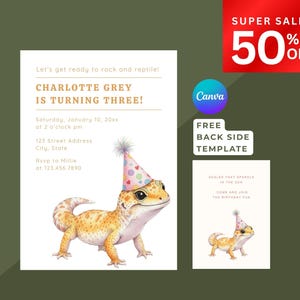 K&ouml;nnte beinhalten: Geburtstagseinladung mit einem Aquarell-Gecko, der einen Partyhut tr&auml;gt. Die Einladung enth&auml;lt den Text "CHARLOTTE GREY WIRD DREI!" und Veranstaltungsdetails. Eine kleinere Karte mit einer passenden Gecko-Illustration ist ebenfalls abgebildet.