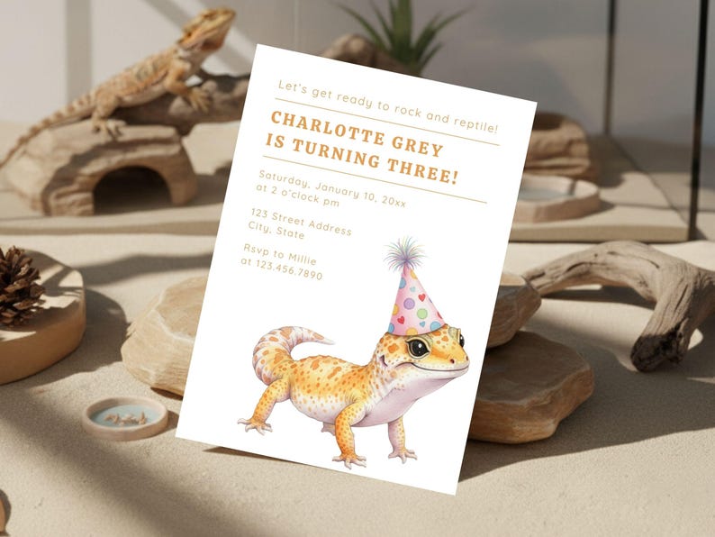 K&ouml;nnte beinhalten: Eine Geburtstagseinladung mit einer Aquarellillustration eines Geckos mit Partyhut. Die Einladung lautet "CHARLOTTE GREY WIRD DREI!" mit Veranstaltungsdetails. Der Hintergrund umfasst eine echte Eidechse und dekorative Elemente.