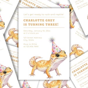 K&ouml;nnte beinhalten: Geburtstagseinladungen mit einer Aquarellillustration eines Geckos mit Partyhut. Der Text lautet "CHARLOTTE GREY IS TURNING THREE!" mit Veranstaltungsdetails. Das Design hat eine verspielte, reptilienartige &Auml;sthetik.