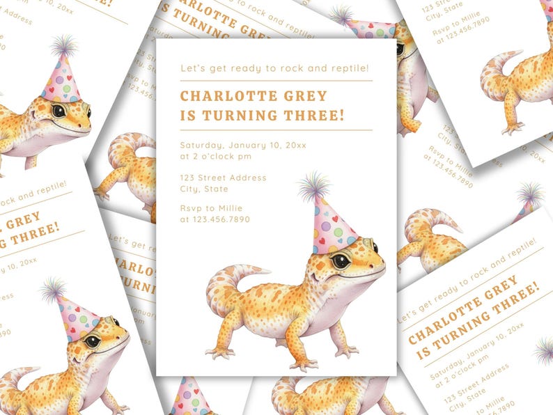 K&ouml;nnte beinhalten: Geburtstagseinladungen mit einer Aquarellillustration eines Geckos mit Partyhut. Der Text lautet "CHARLOTTE GREY IS TURNING THREE!" mit Veranstaltungsdetails. Das Design hat eine verspielte, reptilienartige &Auml;sthetik.