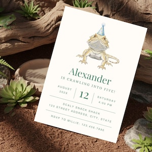 Puede incluir: Una invitación de cumpleaños con una ilustración en acuarela de un dragón barbudo con un gorro de fiesta azul. La invitación dice "¡Alexander cumple cinco años!" con detalles del evento.