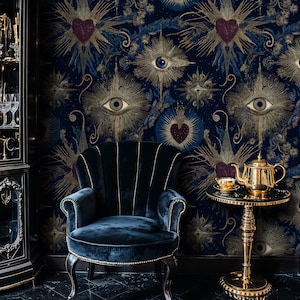Può includere: Una poltrona in velluto blu scuro con finiture dorate e un tavolino abbinato con una teiera e una tazza dorate. La carta da parati presenta un design celeste con occhi, cuori e stelle in oro e blu navy.
