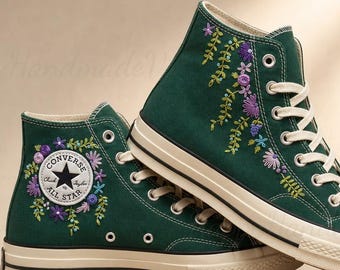 Scarpe Converse personalizzate con ricamo, Converse anni '70 con piccoli fiori ricamati, Sneakers con fiori viola ricamati, Ricamo personalizzato di girasoli