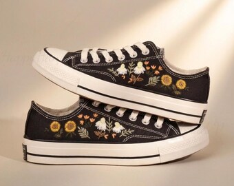 Chaussures de broderie Converse basses plates personnalisées, petite fleur brodée Converse des années 1970, broderie de fleurs baskets sur mesure