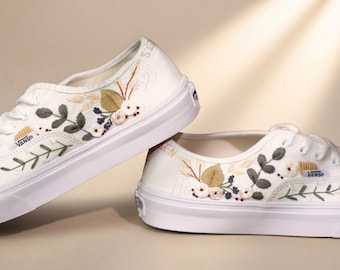 Zapatos VANS personalizados con bordado de flores pequeñas. Zapatos VANS de caña baja con bordado de flores blancas.