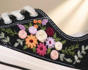 Zapatillas Converse de caña baja con bordado personalizado, Converse con flores pequeñas bordadas de los años 70, zapatillas personalizadas con bordado de flores moradas.