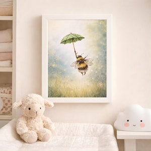 K&ouml;nnte beinhalten: Ein gerahmter Kunstdruck zeigt eine Hummel mit einem gr&uuml;nen, gepunkteten Regenschirm, die in einer pastellfarbenen Wiese schwebt. Das wei&szlig; gerahmte Kunstwerk eignet sich f&uuml;r ein Kinderzimmer und erzeugt eine fantasievolle Atmosph&auml;re.