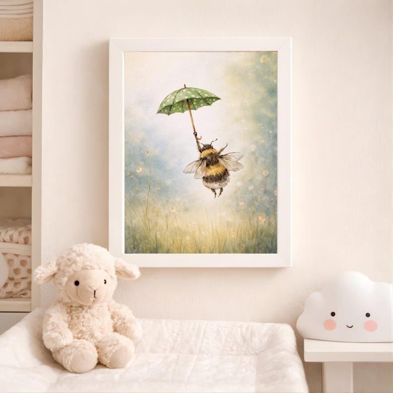 K&ouml;nnte beinhalten: Ein gerahmter Kunstdruck zeigt eine Hummel mit einem gr&uuml;nen, gepunkteten Regenschirm, die in einer pastellfarbenen Wiese schwebt. Das wei&szlig; gerahmte Kunstwerk eignet sich f&uuml;r ein Kinderzimmer und erzeugt eine fantasievolle Atmosph&auml;re.