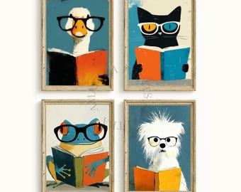 Puede incluir: Cuatro impresiones artísticas enmarcadas con ilustraciones de animales caprichosas. Se representa un pato, un gato, una rana y un perro con gafas y leyendo libros. Cada impresión tiene un fondo azul y un marco dorado.
