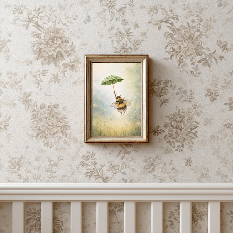 K&ouml;nnte beinhalten: Gerahmter Kunstdruck mit einer Illustration einer Hummel, die einen gr&uuml;nen Regenschirm h&auml;lt und vor einem verschwommenen Hintergrund fliegt. Das Kunstwerk ist in einem rustikalen Holzrahmen gefasst. Der Hintergrund ist eine florale Tapete.