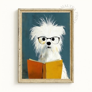 Puede incluir: Una lámina de arte enmarcada que muestra a un perro blanco de pelaje esponjoso y desordenado con gafas de montura negra. El perro sostiene un libro abierto con páginas naranjas y amarillas sobre un fondo azul oscuro sólido. Marco dorado.