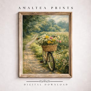 Puede incluir: Impresión enmarcada de una bicicleta vintage con una cesta de mimbre llena de flores coloridas. La bicicleta está en un camino de tierra en un campo, con árboles al fondo. El texto "AMALTEA PRINTS" y "DIGITAL DOWNLOAD" es visible.