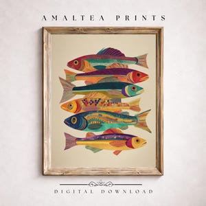 Puede incluir: Una impresión artística enmarcada con una pila de peces estilizados en colores vibrantes. Los peces tienen patrones detallados y están dispuestos verticalmente sobre un fondo beige. El texto "AMALTEA PRINTS" y "DIGITAL DOWNLOAD" está presente.