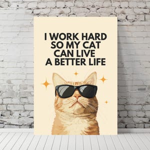 Könnte beinhalten: Ein Motivationsposter mit einer Comic-Katze, die eine Sonnenbrille trägt. Der Text auf dem Poster lautet "Ich arbeite hart, damit meine Katze ein besseres Leben führen kann."