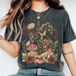 Goblincore Tshirt | Comfort Colors Mushroom Shirt | Cottagecore Tee | Fairycore & Naturecore T-shirt | Boho Clothing | Green witch