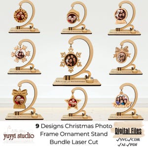 Può includere: Nove supporti in legno per ornamenti di cornici fotografiche natalizie in varie forme, tra cui una stella, un fiocco di neve e un fiocco. Ogni supporto contiene una foto e ha un supporto curvo. Il testo "Merry Christmas" è inciso sulla base. L'immagine include anche il testo "9 Designs Christmas Photo Frame Ornament Stand Bundle Laser Cut".
