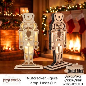 Peut inclure: Deux lampes en forme de casse-noisette en bois, avec un design découpé au laser. Les lampes sont éclairées de l'intérieur, créant une lueur chaleureuse. Le texte "Nutcracker Figure Lamp Laser Cut" est visible. Les lampes sont sur une surface en bois.