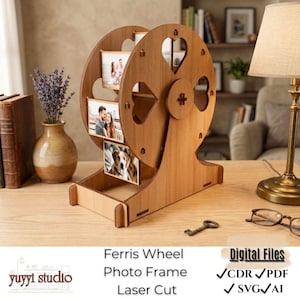 Puede incluir: Un marco de fotos de madera con forma de noria, con tres fotos expuestas. El marco tiene recortes en forma de corazón y un centro en forma de cruz. Hay una llave pequeña cerca. Texto: "Ferris Wheel Photo Frame Laser Cut".