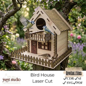 Può includere: Una casetta per uccelli in legno tagliata al laser con una piccola recinzione e balcone, con un foro di ingresso rotondo e un tetto strutturato. Diversi uccelli sono appollaiati sulla casetta per uccelli, che è circondata dal verde. Il testo "Bird House Laser Cut" è visibile.