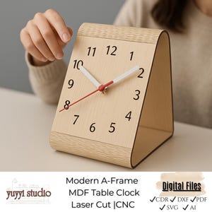 以下が含まれることがあります： 黒い数字と白い針、赤い秒針が付いた、明るい木目調のA字型テーブルクロック。 MDF製でレーザーカットされています。 時計の高さは約15cmです。