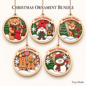 Puede incluir: Un conjunto de cinco adornos navideños circulares de madera con diseños cortados a láser que muestran un oso con un calcetín, un gnomo con un regalo, un reno, dos galletas de jengibre y un muñeco de nieve. Incluyen cordel para colgar.