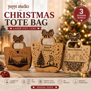 Op de afbeelding: Drie lasergesneden houten kersttote tassen met strikhandvatten. Elke tas heeft een ander vakantieontwerp, waaronder een kerstboom, een sneeuwpop en een winterlandschap. De tassen zijn voorzien van het opschrift "Merry Christmas".